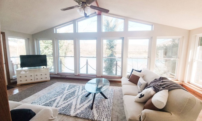 Norfork House | Misty Shoals Retreat on White River- fly fishing- quiet lot- boat launch nearby