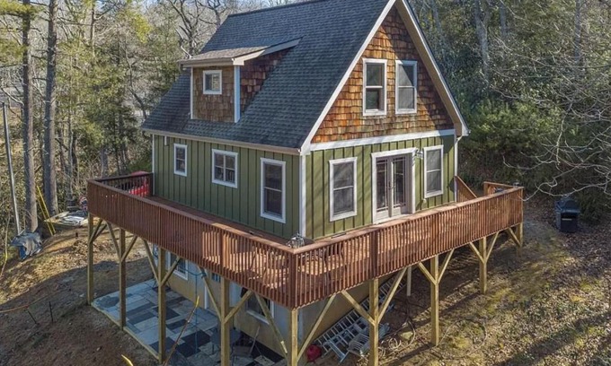 Fairview House | Misty Woods Chalet