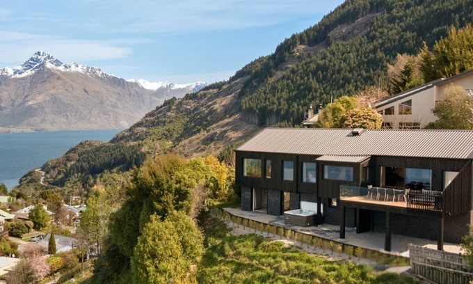 Fernhill House | Mizumi Villa by MajorDomo - Lake Views and Spa Pool