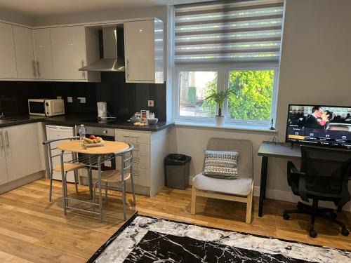 Walpole Apartment | MJ Serviced Apartment up to 6 Guest - Luxurious living in West London next to Tube station & Central London