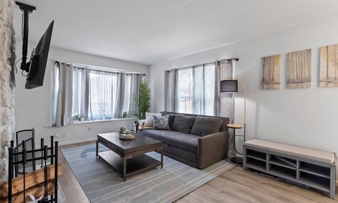 Glendale House | MKE River 3-LVL Townhouse 3BR+1.5BA with Parking for 2 Vehicles