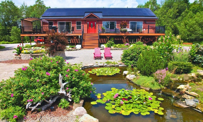 Bretton Woods House | ML 'As Seen on TV' 1 mile from skiing, great views, hot tub, fire pit, beach! Dog friendly!