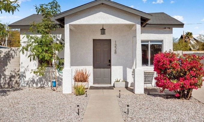 Garfield House | MMB Circa 31 ~ Minimal Modern Bungalow Downtown Phoenix