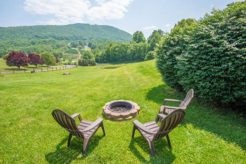 West Jefferson House | Mnt Views, Fire Pit, Hot Tub, Fishing Pond, Sleeps 6