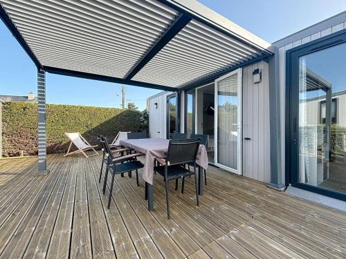 Jullouville-les-Pins House | Mobil-Home Grand Confort, 200 m Plage, 4 Pers, 2 Chambres, 2 Sdb, Piscine, Parking - FR-1-361A-38