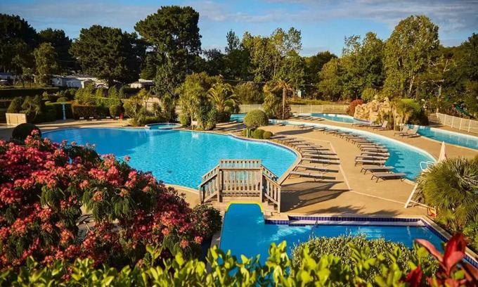Carnac House | Mobil-home | Ultimate | 2 Ch. | 4 pers. | Raised terrace with Jacuzzi | A/C | TV