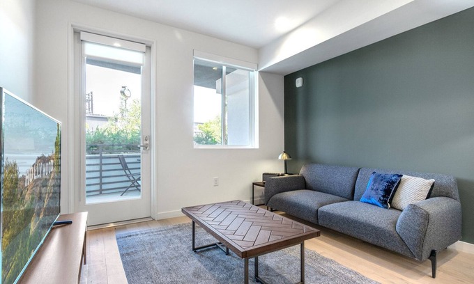 Los Angeles Apartment | Mod Westchester 1BR w/Pool, Gym, Rooftop, near LAX, by Blueground