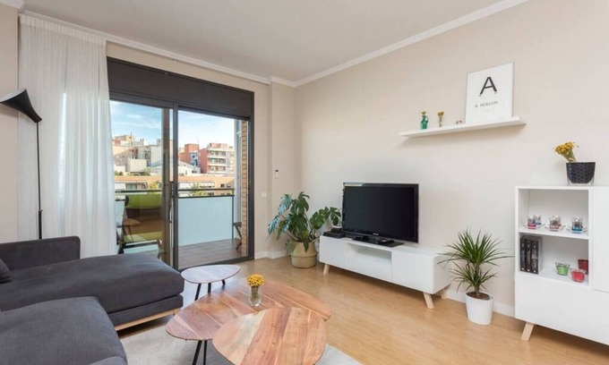 L'Hospitalet de Llobregat Apartment | Modern apartment with all amenities. Close to the Fira de Barcelona, 15 min by metro/bus from Plaza Cataluña and 15 min by car from the airport. Residential and quiet building located in a family area with a large park in front of the building.