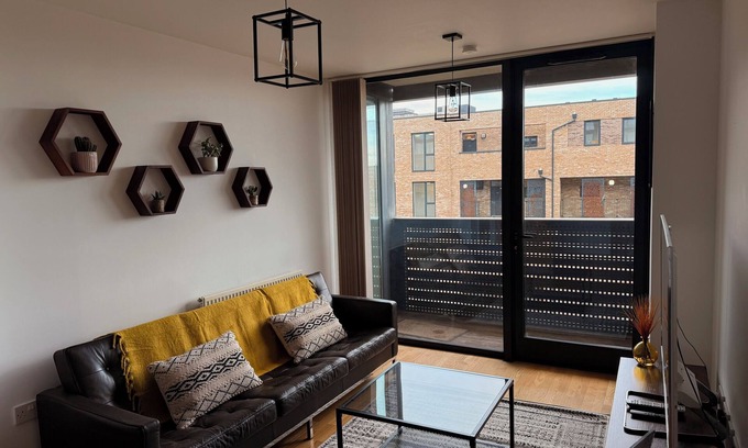 Walworth Apartment | Modern 1-Bed Flat: 7 Min Walk to E&C Tube station!