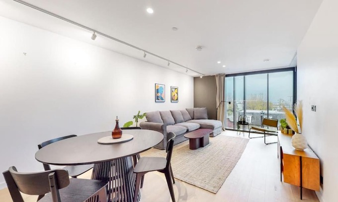 Kensal Green Apartment | Modern 1 bed flat with balcony in Kensal Green