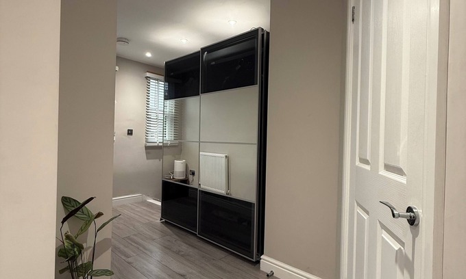 Walton-on-Thames Apartment | Modern 1-Bed Flat w/Garden|Pets & Families Welcome