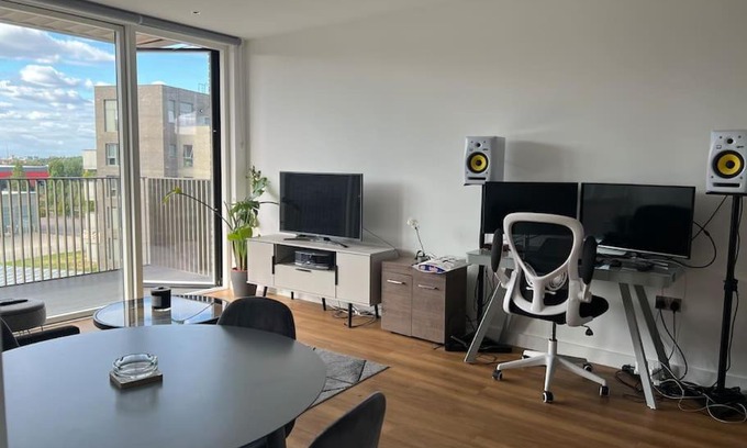 Newham Apartment | Modern 1-bedroom apartment in Docklands