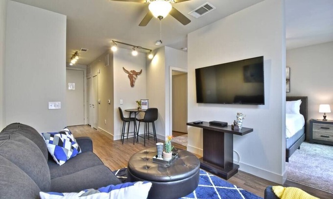 Knox - Henderson Apartment | Modern 1 Bedroom Apartment + Garage Parking