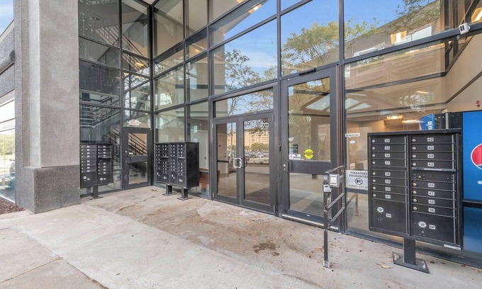 Waldron House | Modern 1-Bedroom Near Airport Free Parking & WiFi with own Washer and Dryer