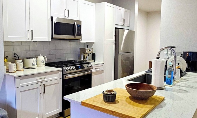 Woodland Hills Condo | Modern 1-Bedroom Retreat – Fully Furnished, Prime Location!