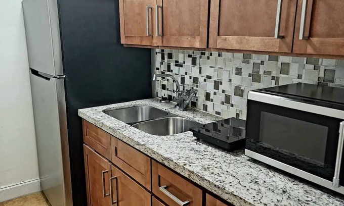 Hialeah House | Modern 1 Bedroom Suite With Shower Sauna & Patio