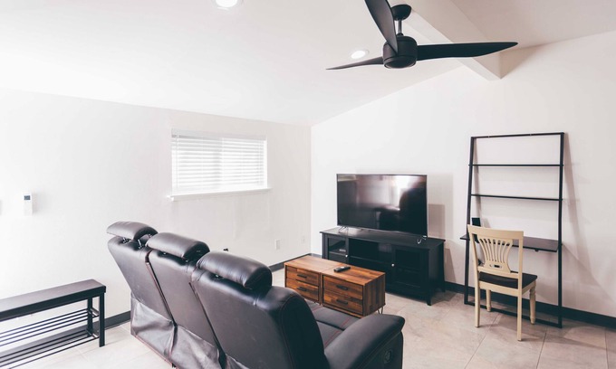 Arden-Arcade House | Modern 1 BR Sacramento Guest House Close to Everything