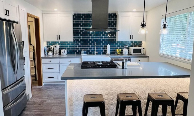 Riverview House | Modern 1950’s bungalow - 10m from the beach and 15m to downtown!