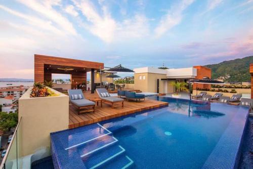 Emiliano Zapata House | Modern 1BR | 2 Pools, Hot Tubs, Gym & Balcony
