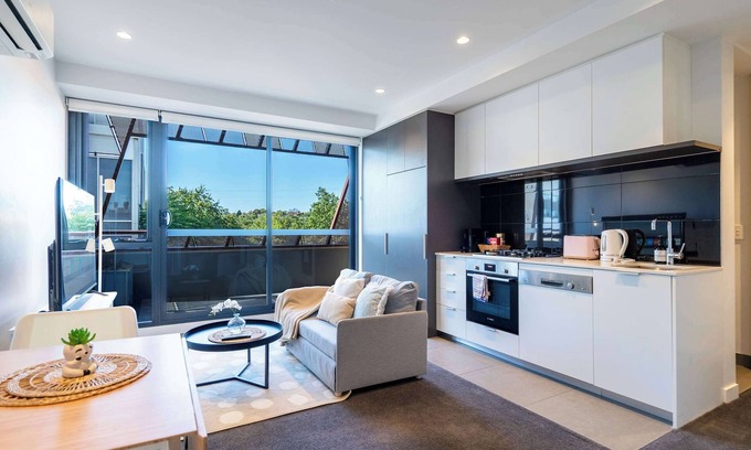 Hawthorn Apartment | Modern 1BR Apartment with Smart TV and Views