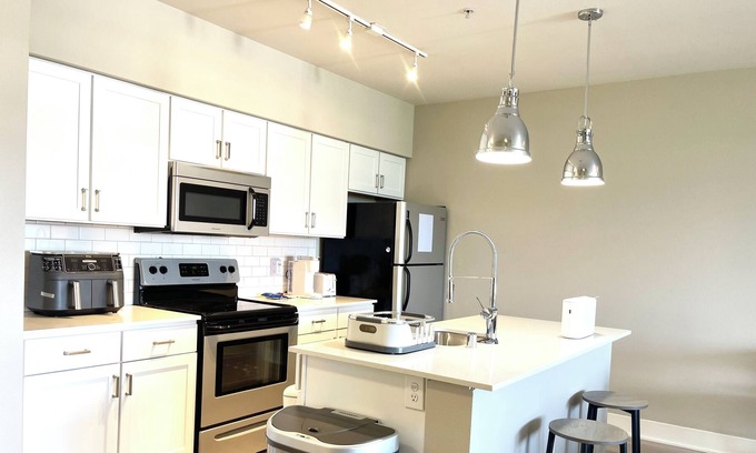 North Rose Hill Apartment | Modern 1BR Unit Central Location Near Downtown Kirkland And Evergreen Hospital