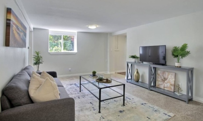 East Queen Anne House | Modern 1BR Unit in Queen Anne