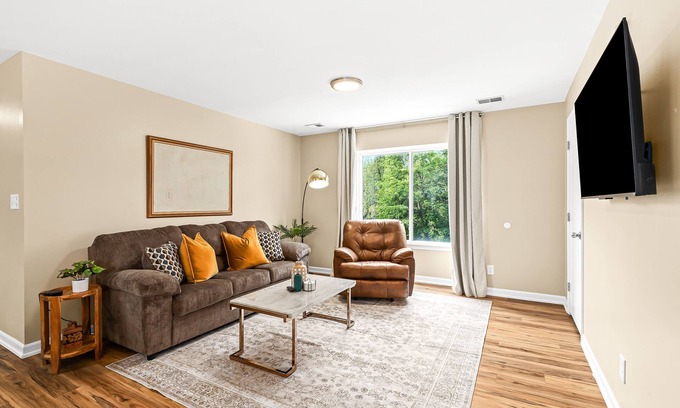Roseville Apartment | Modern 1BR Upper Flat | King Bed + In-Unit Laundry