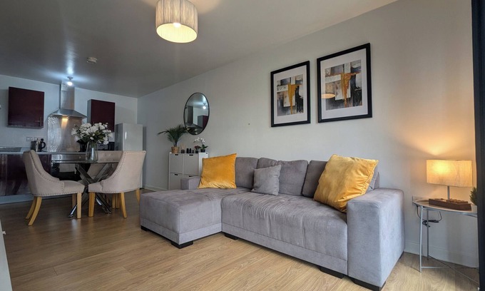 Salford Apartment | Modern 2 Bed, 1 bath, 1 ensuite - Salford