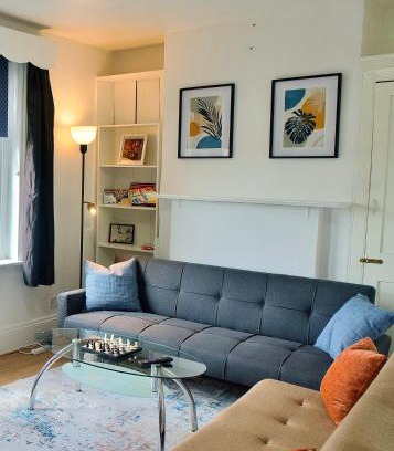 West Ham Apartment | Modern 2 Bed Apartment, 8min to Stratford Station, Sleeps 6