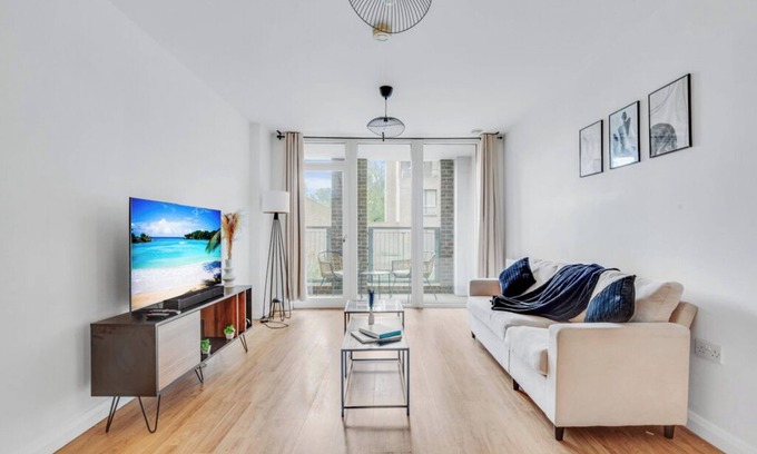 West Ham Apartment | Modern 2-bed Apartment in Stratford