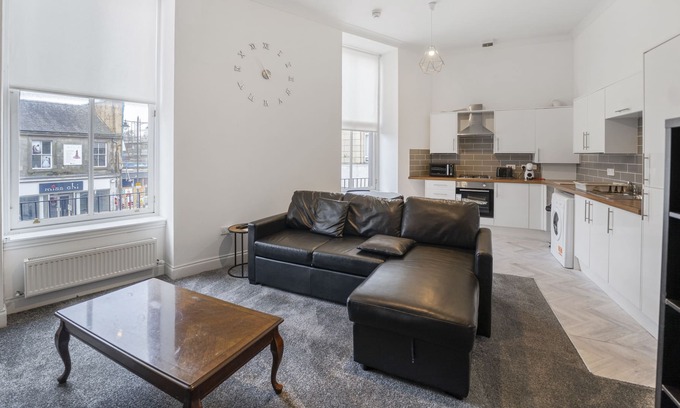 Airdrie Apartment | Modern 2 Bed City Centre Apartment