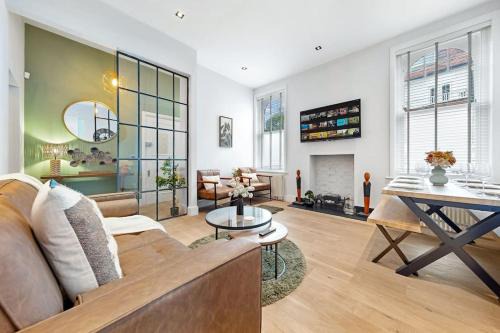West Hampstead Apartment | Modern 2 Bed Flat - Sleeps 6 - With Garden - West Hempstead - Near Station