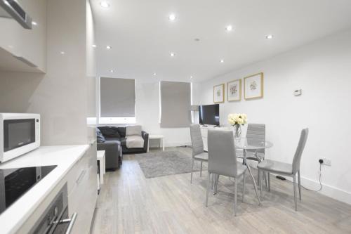 West Ham Apartment | Modern 2 Bed in Stratford, London with Wi-Fi & Sleeps 5