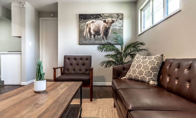 Neartown Apartment | Modern 2 Bed near Rice University