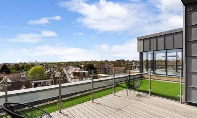 Golders Green Apartment | Modern 2 Bed Penthouse with Large Terrace and View