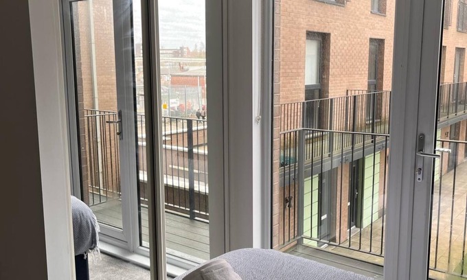 Liverpool Apartment | Modern 2-Bed Waterfront Apartment with Parking – Near Liverpool Docks