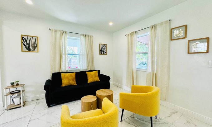 Fort Lauderdale House | Modern 2-Bedroom Retreat Near Beach & Airport