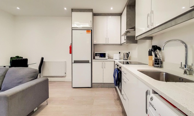 Slough Apartment | Modern 2 Bedroom Apartment with Parking, Slough