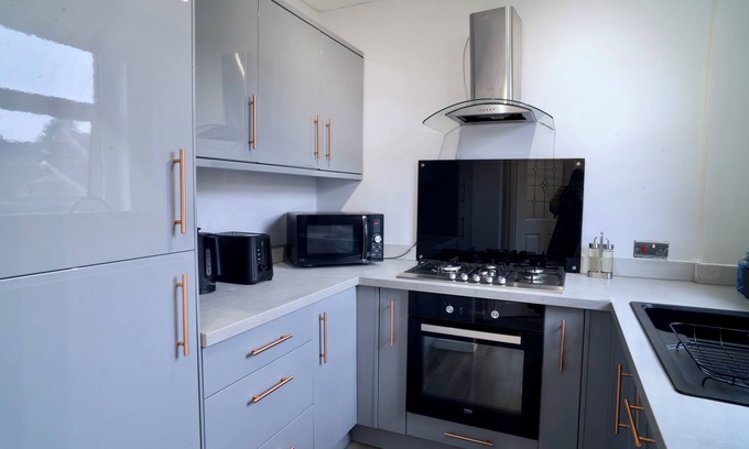 Longcroft House | Modern 2 Bedroom Home in Edinburgh, Free Parking