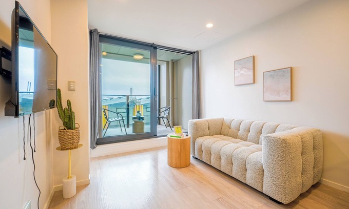 Auckland Central Business District Apartment | Modern 2-Bedroom in the City Centre with Pool
