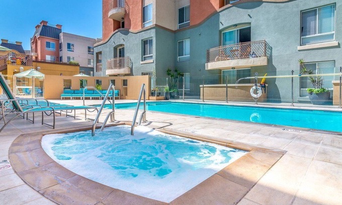 Marina del Rey Apartment | Modern 2-bedroom apartment in amazing Marina del Rey with WiFi, AC, Pool Jacuzzi