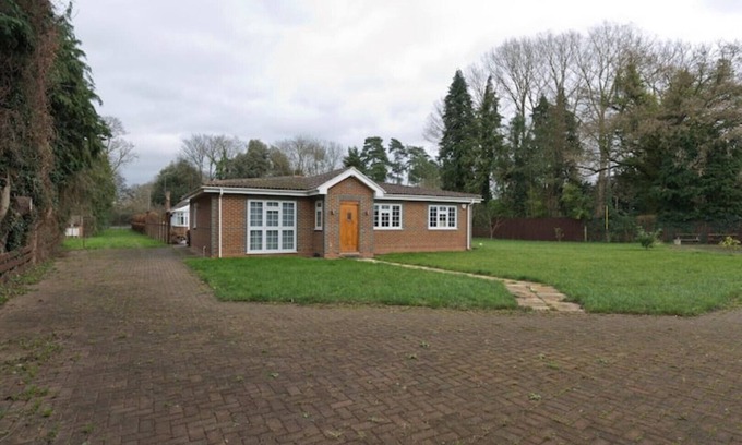 Horton House | Modern,2 Bedrooms, Pacious Near Heathrow and Windsor With Secure Gated Parking