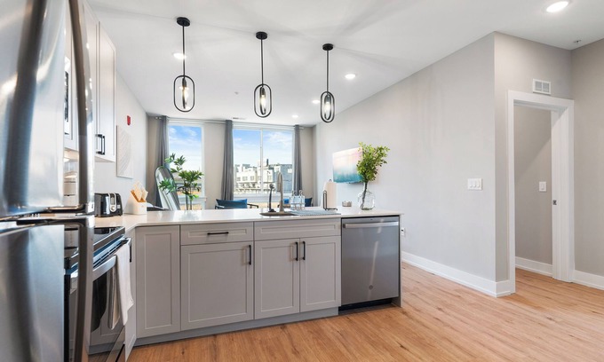 Northern Liberties Apartment | Modern 2 BR Apt in Philly with a Glass City View