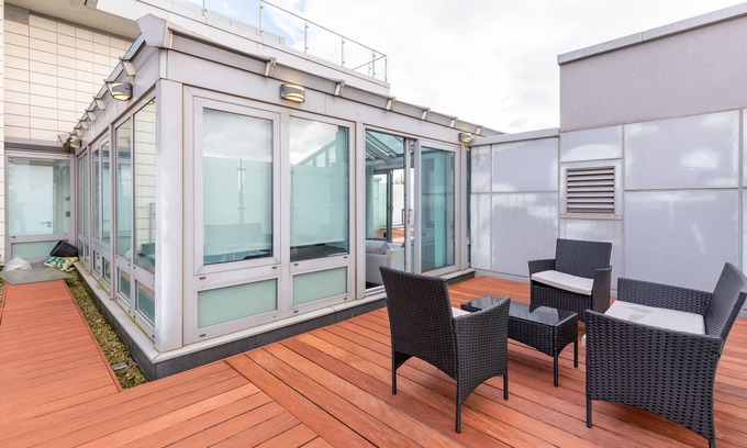 Docklands Apartment | Modern 2BD Waterfront Flat with Views of the O2