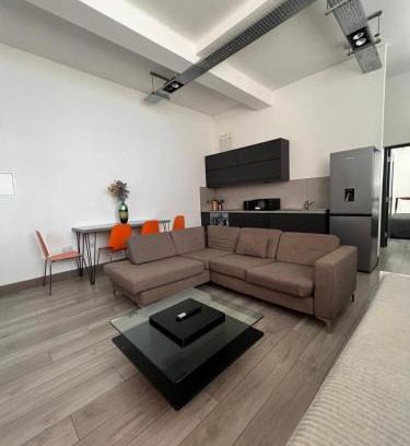 Turnham Green Apartment | Modern 2bed warehouse conversion apartment for 6 people - London