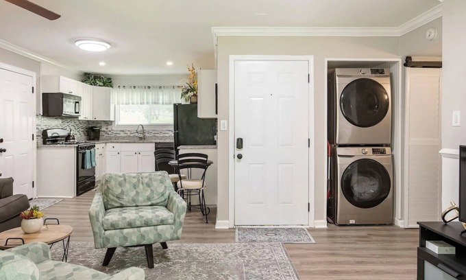 College Park Apartment | Modern 2BR 1BA - 5-min to ATL Airport - Free Parking-3B