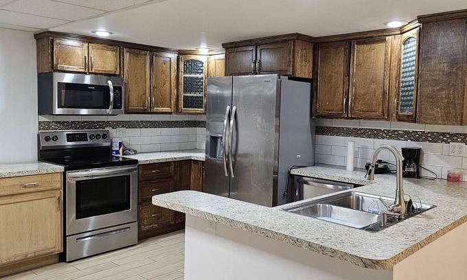 Douglasville House | 🌟 Modern 2BR Basement Retreat, Hot Tub, and Family-Friendly in Douglasville! 🏡