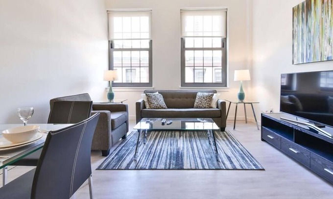 Chinatown Apartment | Modern 2BR | Full Kitchen | Downtown | Close to Hospital