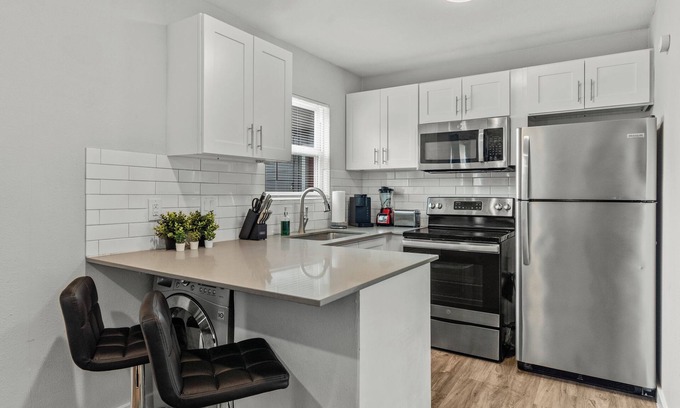Hyde Park Apartment | Modern 2BR Near UT | Hyde Park | Evonify 7139