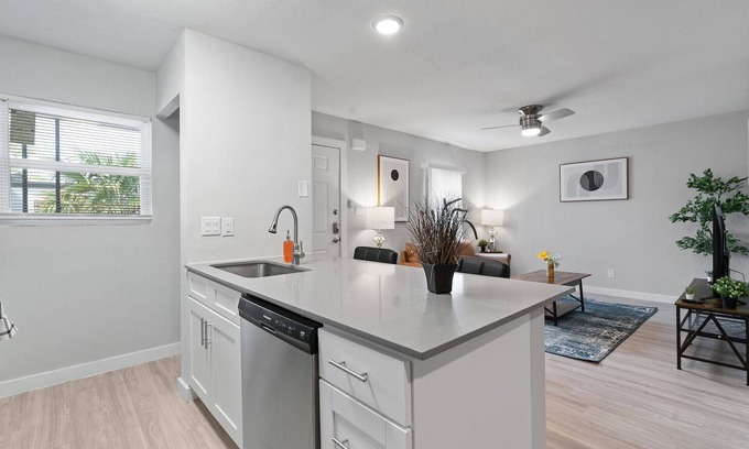 Hyde Park Apartment | Modern 2BR Near UT | Hyde Park | Evonify 5527